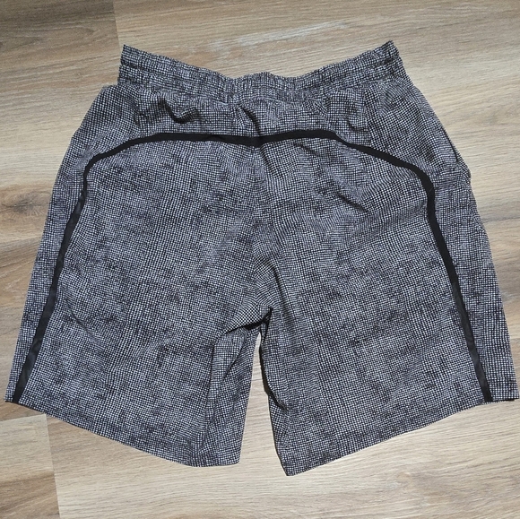 Lululemon Pace Breaker 9" Black White Shorts Size L - Picture 3 of 13